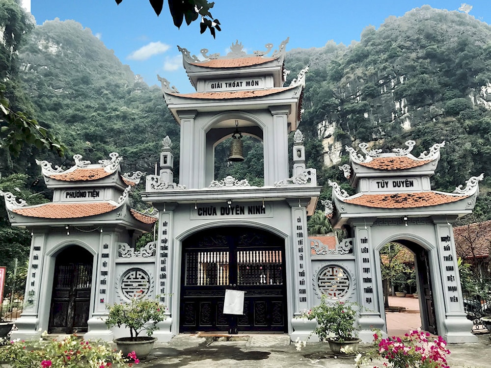 Duyen Ninh Pagoda welcomes young lovers come here to seek blessings for love and romance